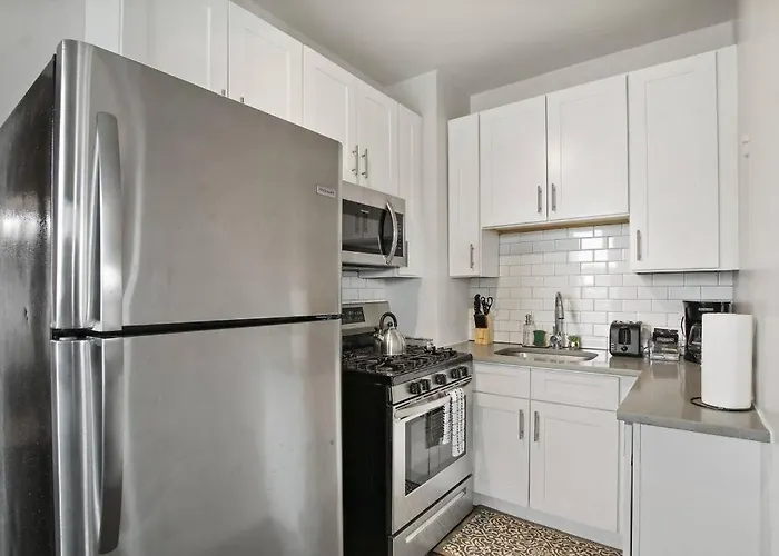 Sleek & Functional 2-bedroom - Hyde Park 405 Apartment