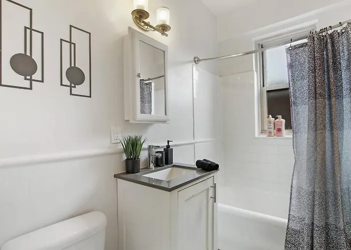 Sleek & Functional 2-bedroom - Hyde Park 405 Apartment *